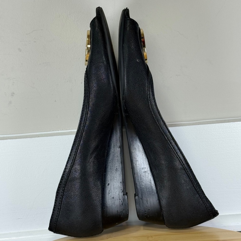 Tory Burch Sally Wedge Pump Women 8.5 Black Peep Toe Gold Logo Medallion - Picture 5 of 9